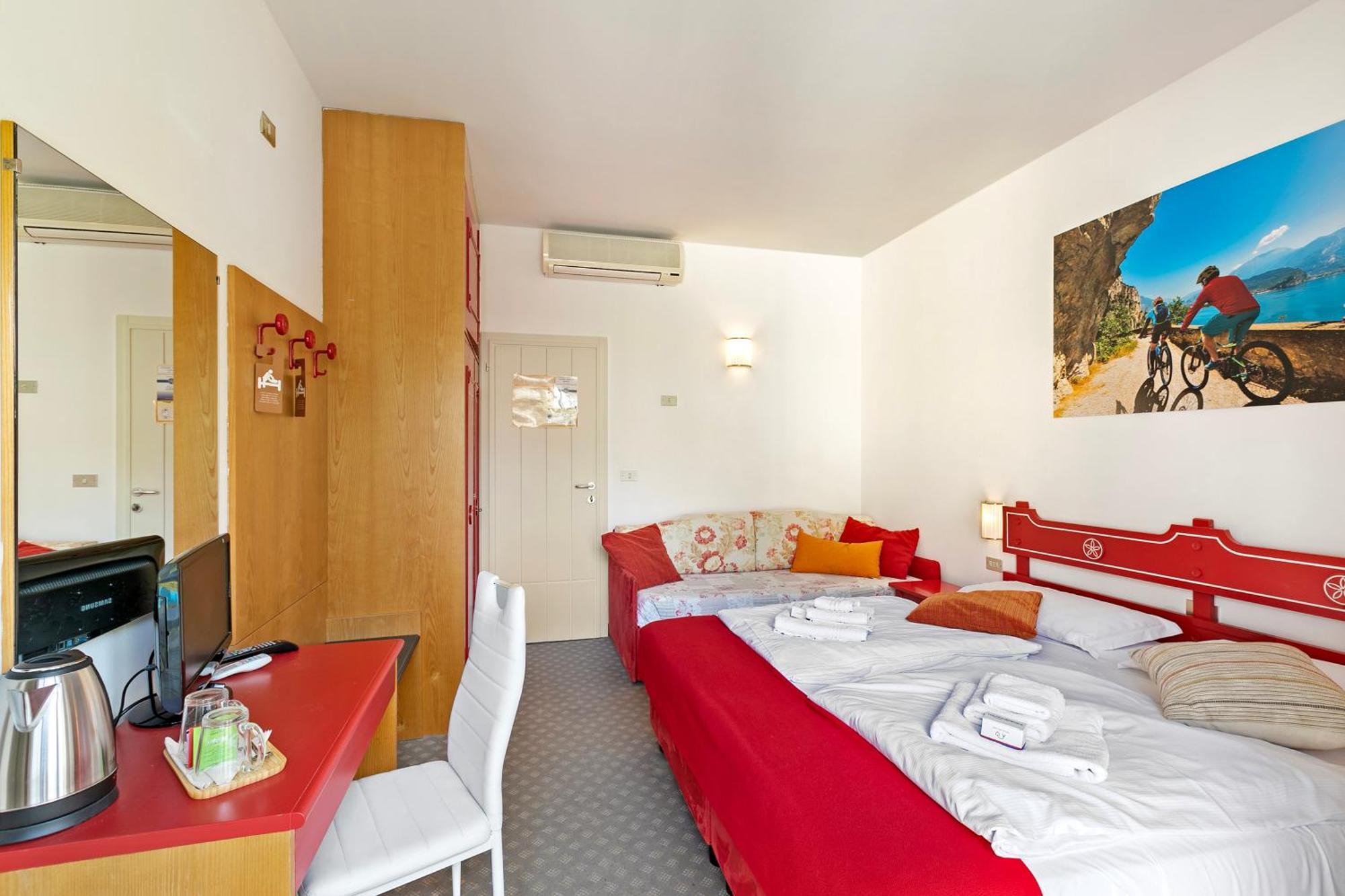 Bike & Wind Hotel Villa Maria Torbole Sul Garda Exterior foto